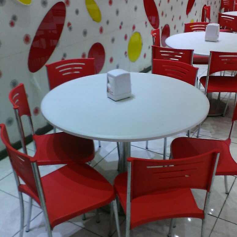 انتخاب میز و صندلی رستوران و فستفود در دلف فست فود